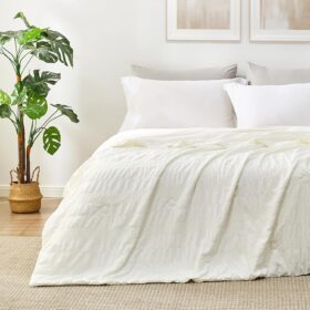 Seersucker Cooling Comforter King Size,  0.7 Reversible Lightweight Cooling Blanket, Breathable Silk Smooth Summer Bedding Quilt for Hot Sleepers Night Sweats Cream White